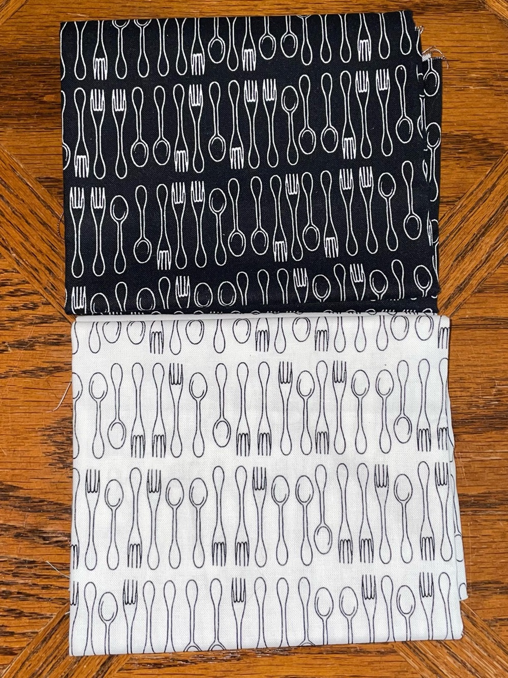 7 CottonFat Quarters Fabric Bundle Forks & Spoons/Teapots B & W Quilting Crafts - Picture 2 of 12